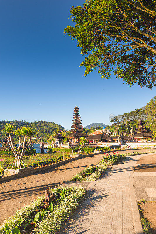 Pura Ulun Danu Bratan的主要景点在贝拉坦湖日出，印度尼西亚巴厘岛